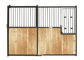 De houten Materiële Paardbox ziet uit op Aangepaste het Paardstal van het Voorpaneelhardhout