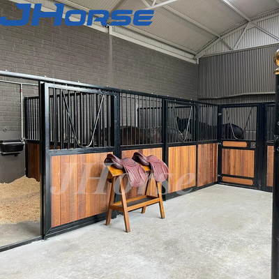 Poeder die 2.5m4.0m Binnen Europese Paardboxen met een laag bedekken met Front Sliding Doors
