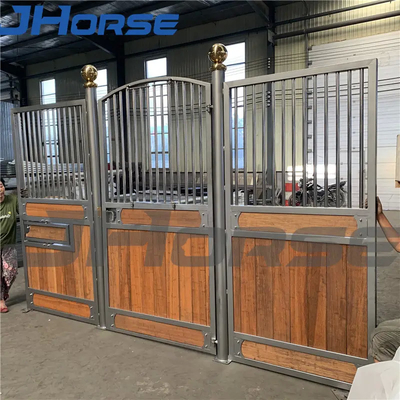 De Comités van de paardbox ziet uit op Paarden Prefab de Schuuruitrustingen van Materiaal Stabiele Deuren