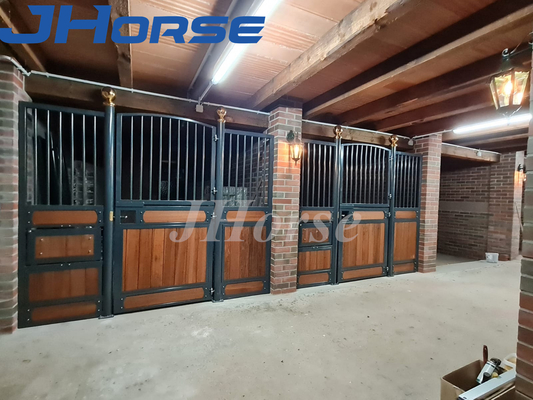 Luxe stijl Europese paardenboxen met juk stabiel front