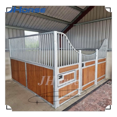 Aanpasbare paardenstabel in wit poeder bekleed schuif- of schommeldeur