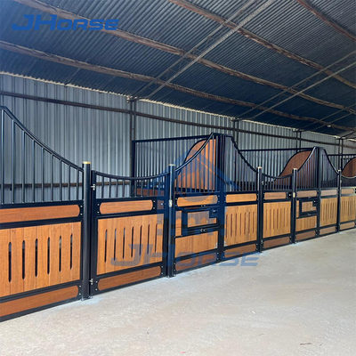 Modulaire paardenstalletjes op maat staal Q235 Q235B en houten materialen weerbestendige