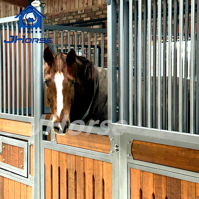 Europese paardenstabiele fronten Panelen van staal Hout weerbestendige poederbedekte gegalvaniseerde stal Europese paardenstaal