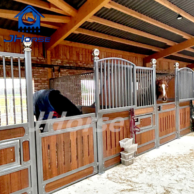 Aanpasbare gelaste staal paardenstalletjes Weerbestendige Europese paardenstalletjes met bamboe vulhout