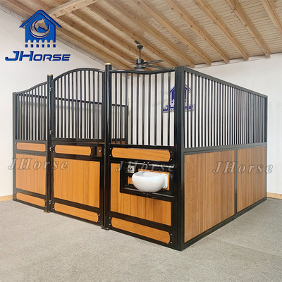 Persoonlijke paardenstal voorzijde bamboe vulhout type swingdeur of schuifdeur staal en bamboe