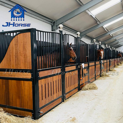 Installatie zonder moeite Stabiel paardenstal met praktisch mooi ontwerp en schommel / schuifdeur