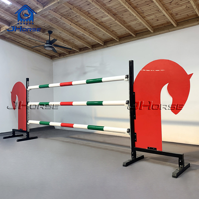 Professionele paardenspringen Voorbereiding voor training / wedstrijd Ons bedrijfslogo en aangepast logo