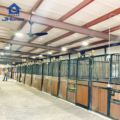 Paardenstalvoorzieningen Euro Paardenstalling voorzijde Paardenapparatuur Paardenstalling met schuifdeur